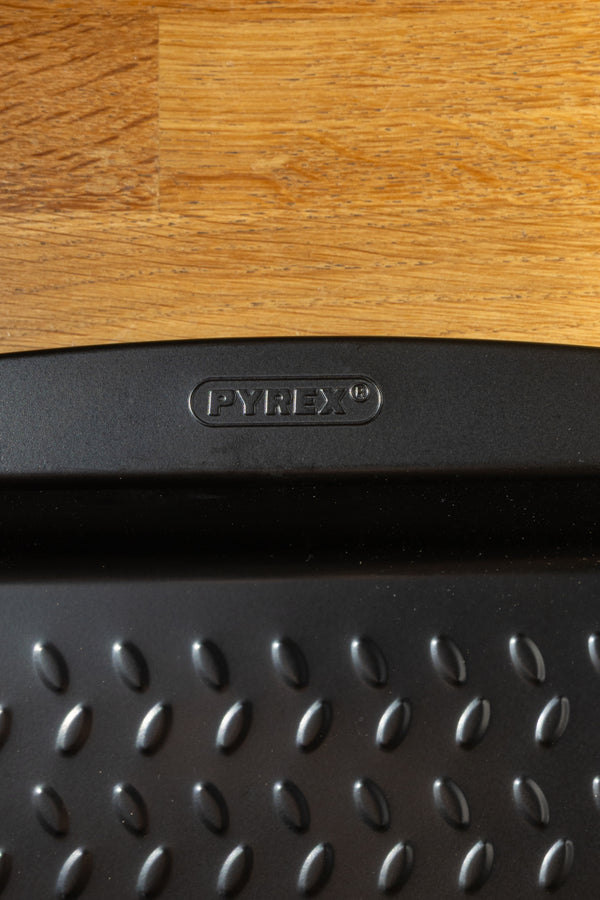 Pyrex Rectangular Metal Oven Dish With Easy Grip - GLIDE