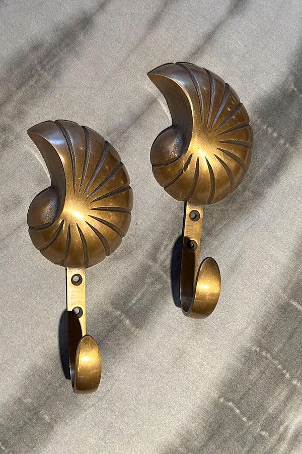 Rabens Saloner Conch Hook Rabens Apartment I Matte Brass