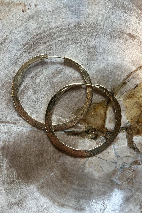 rabens saloner Gold Plated Hammered Hoop M Nafsu I Gold