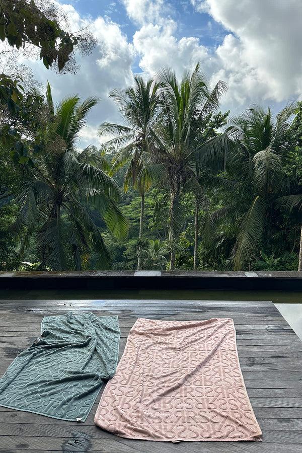 Rabens Saloner Monogram Bath Towel Bath Towel 100x150 Cm I Sage