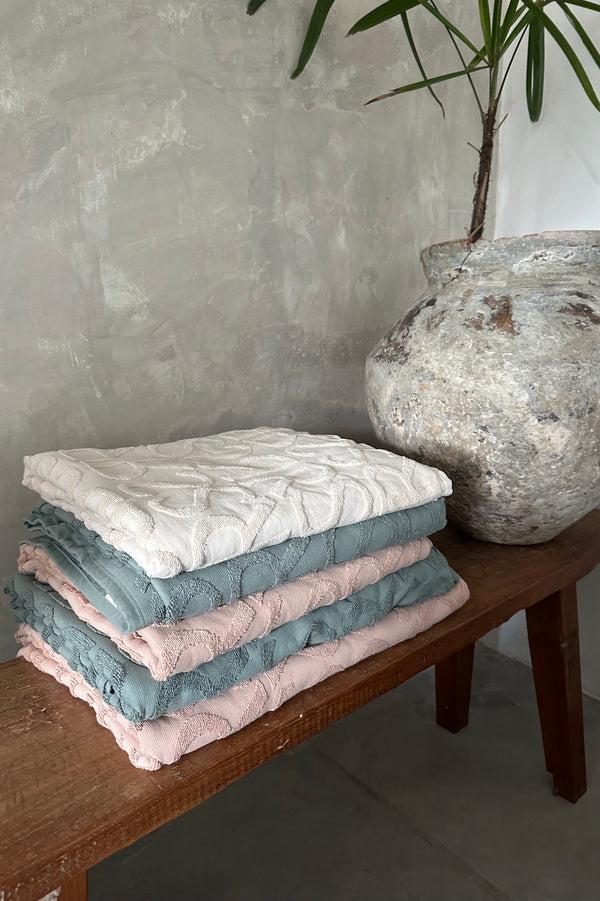 Rabens Saloner Monogram Bath Towel Bath Towel 100x150 Cm I Sage