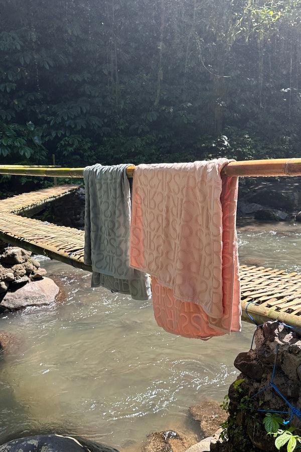 Rabens Saloner Monogram Bath Towel Bath Towel 100x150 Cm I Sage