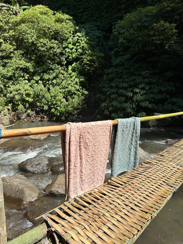 Rabens Saloner Monogram Beach Towel Beach Towel 100x180 Cm I Sage