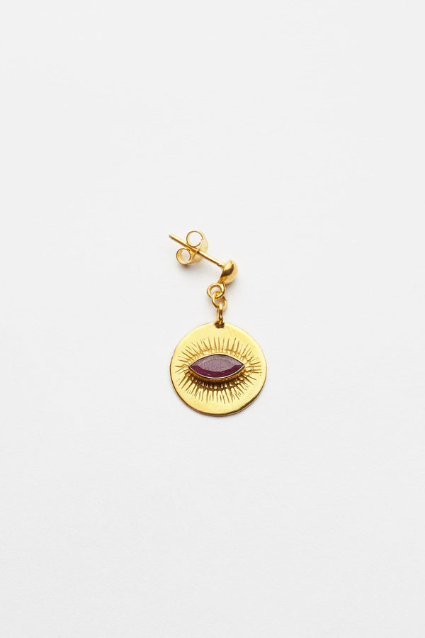 rabens saloner Nafsu Earstick w/ round eye pendant I Gold plated/ Ruby