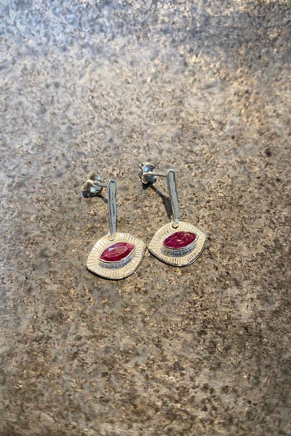 Rabens Saloner Nafsu Silver Earstick W/ Eye Pendant I Ruby