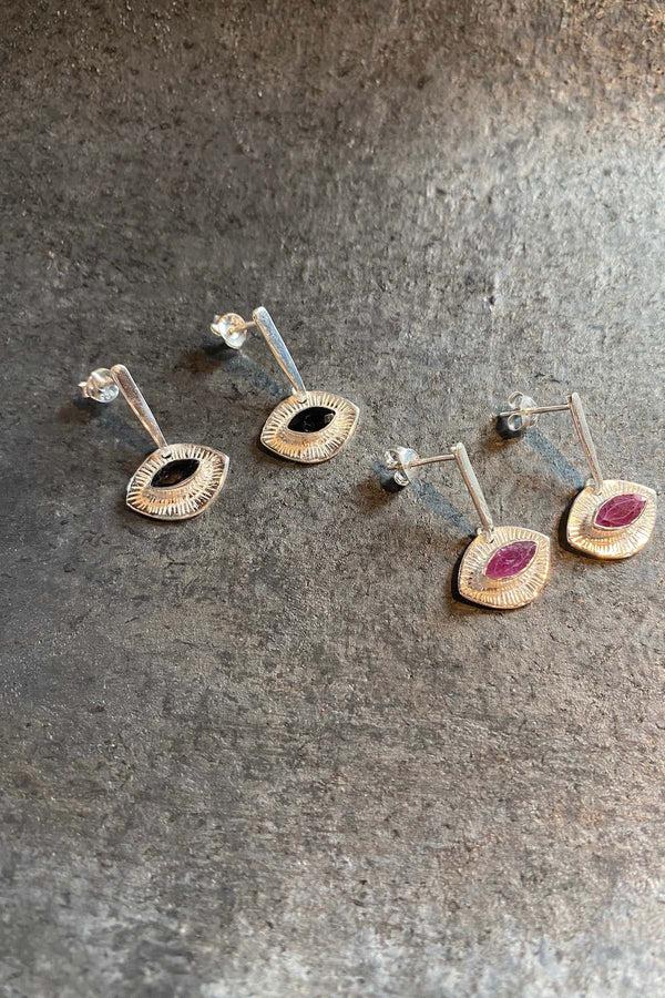 Rabens Saloner Nafsu Silver Earstick W/eye Pendant I Sapphire