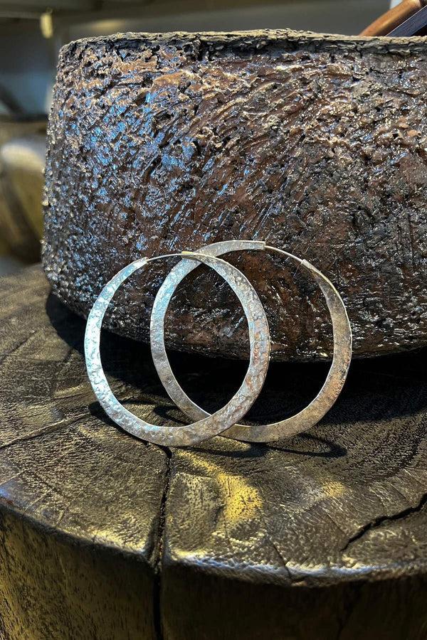 Rabens Saloner Nafsu Silver Hammered Hoop L I Silver