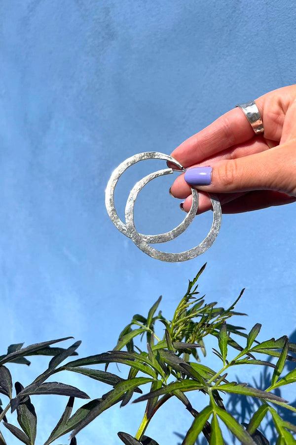 Rabens Saloner Nafsu Silver Hammered Hoop M I Silver