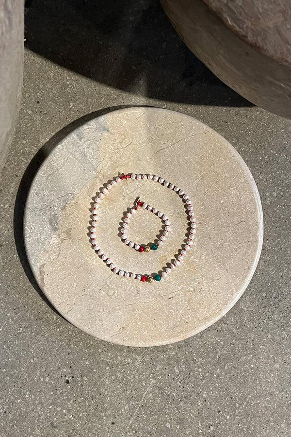 Rabens Saloner Pearl Necklace With Beads Nafsu I Gold Beads W/ Coral And Green Onyx