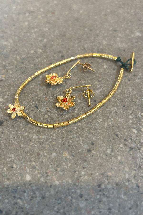 Rabens Saloner Stem Flower Stud Nafsu I Gold W/ Orange Stone