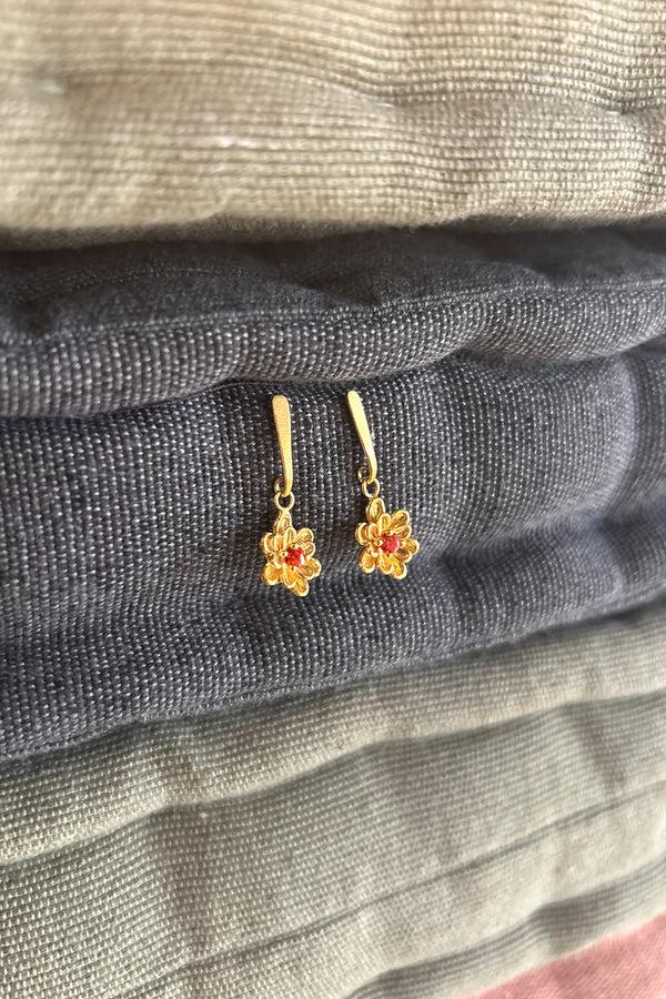 Rabens Saloner Stem Flower Stud Nafsu I Gold W/ Orange Stone