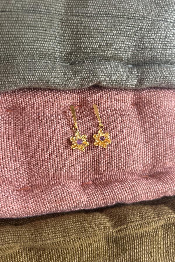 Rabens Saloner Stem Flower Stud Nafsu I Gold W/ Purple Stone