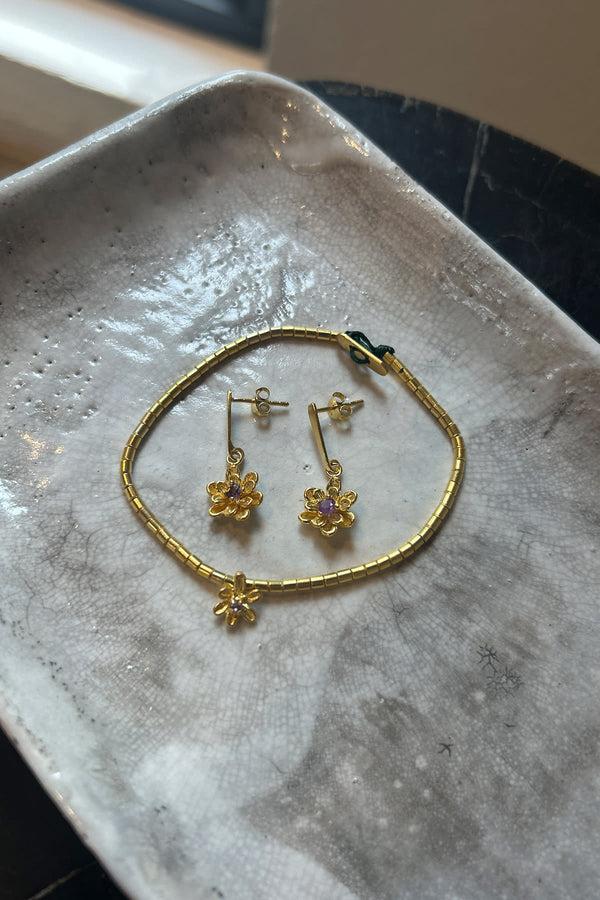 Rabens Saloner Stem Flower Stud Nafsu I Gold W/ Purple Stone