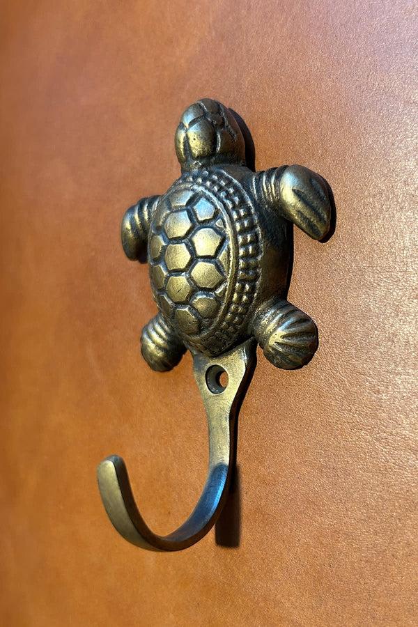 Rabens Saloner Turtle Hook Rabens Apartment I Matte Brass
