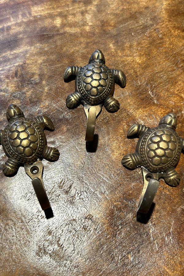 Rabens Saloner Turtle Hook Rabens Apartment I Matte Brass