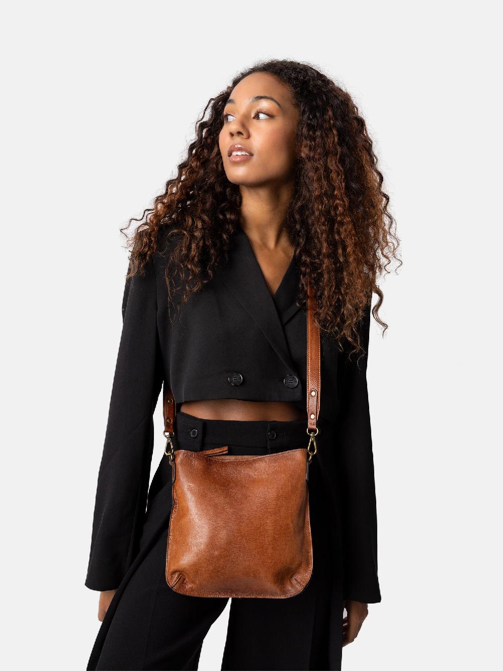 Re Designed Fillis Medium - Walnut/Brass