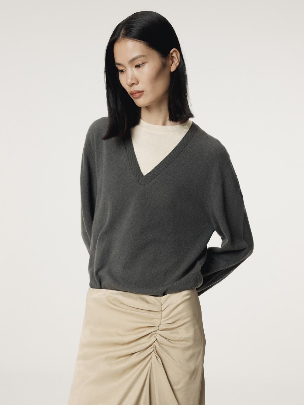 recto CONTRAST LAYERED V-NECK KNIT TOP (TAUPE GREY)