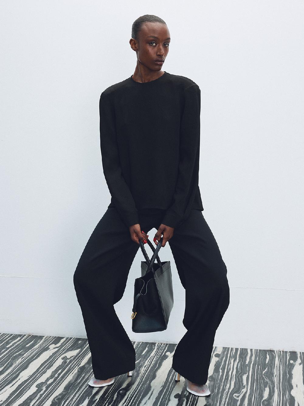 Recto CURVED SHOULDER LINE BLOUSE (BLACK)