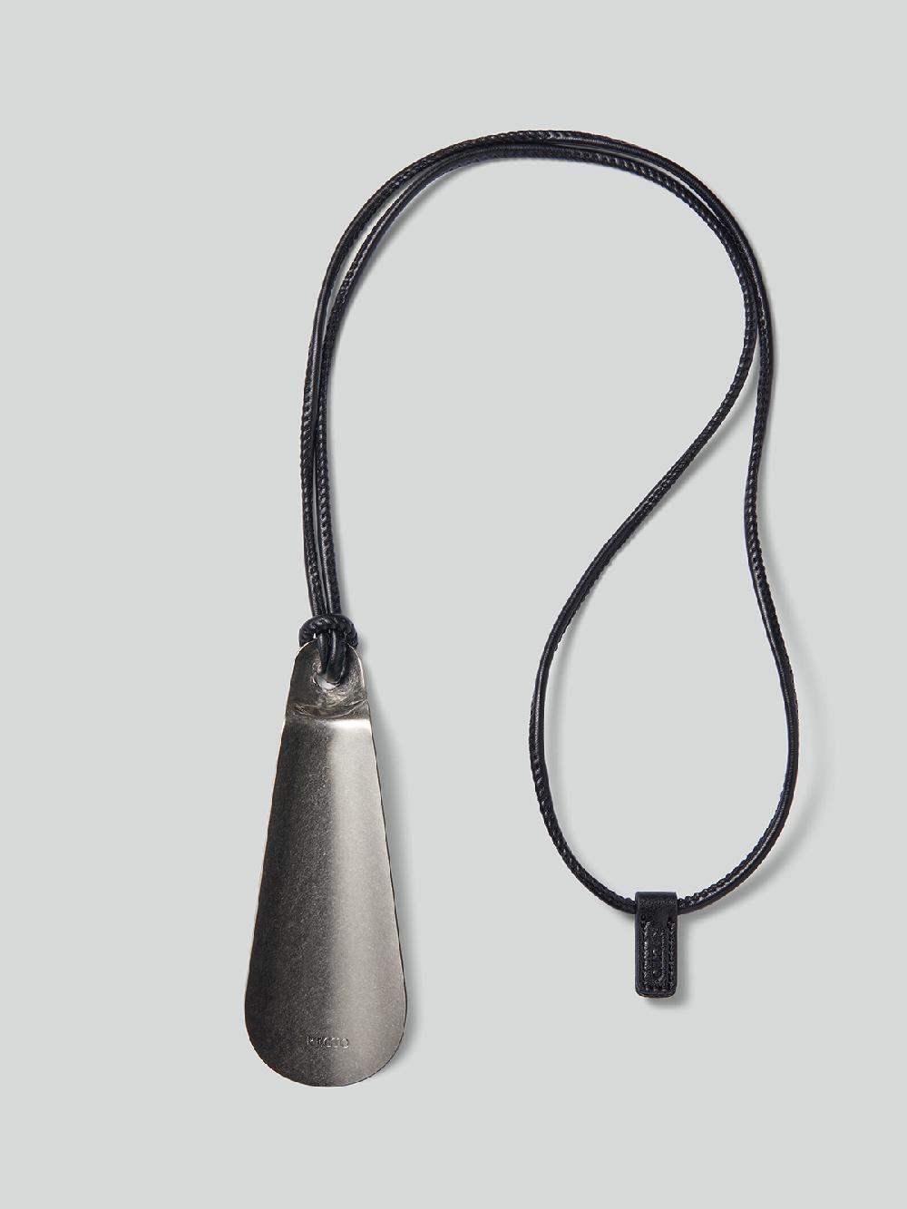 Recto SHOEHORN NECKLACE (BLACK)
