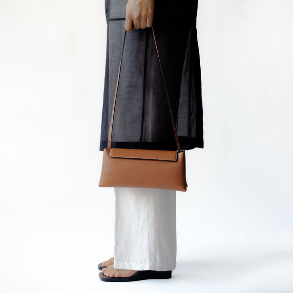 Ree Projects ELIEZE CLUTCH - PEBBLE GRAIN - CARAMEL