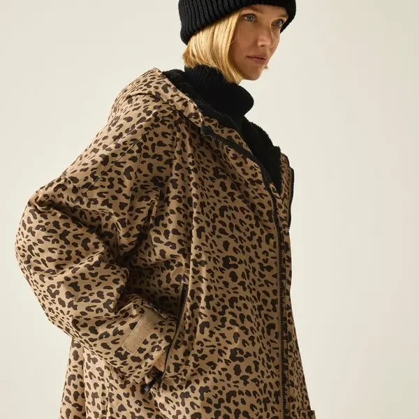 Regatta Adult Waterproof Changing Robe | Abstract Leopard Spot