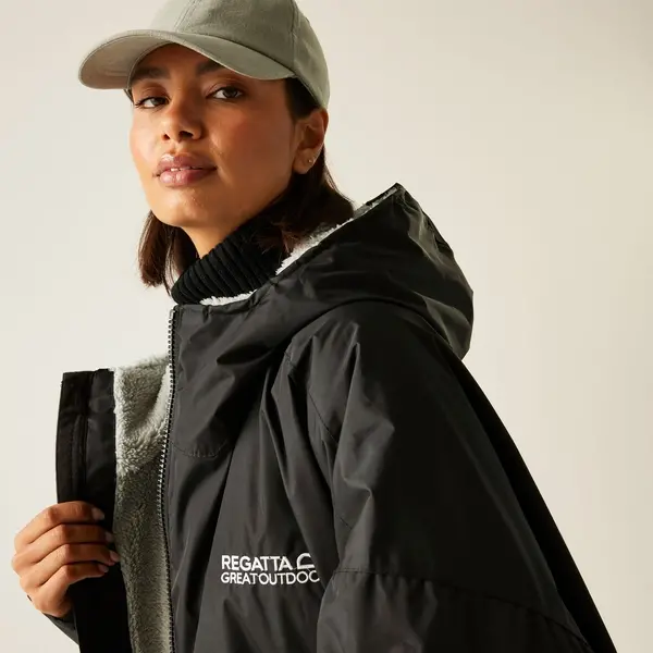 Regatta Adult Waterproof Changing Robe | Black