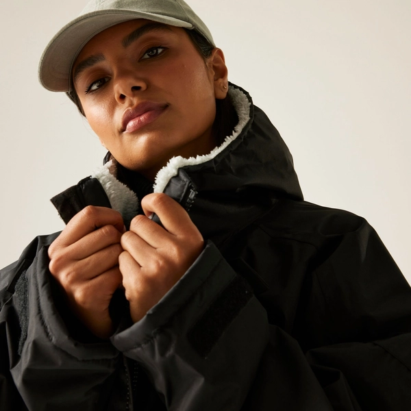 regatta Adult Waterproof Changing Robe | Black