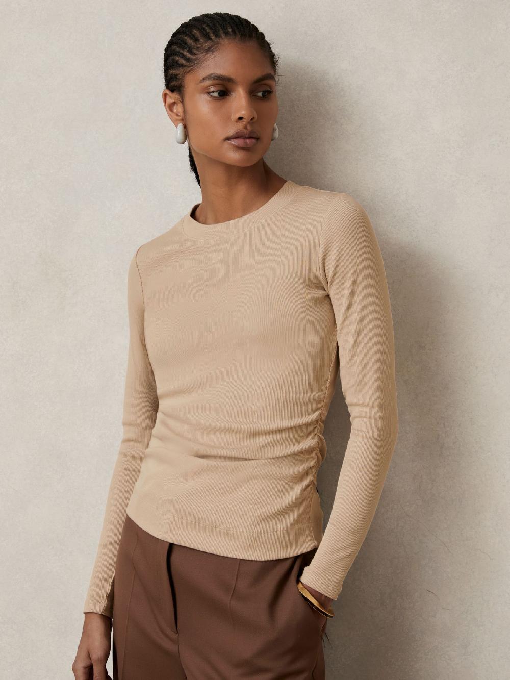 Reiss Cotton Long-Sleeve Ruched T-Shirt With Stretch In Camel