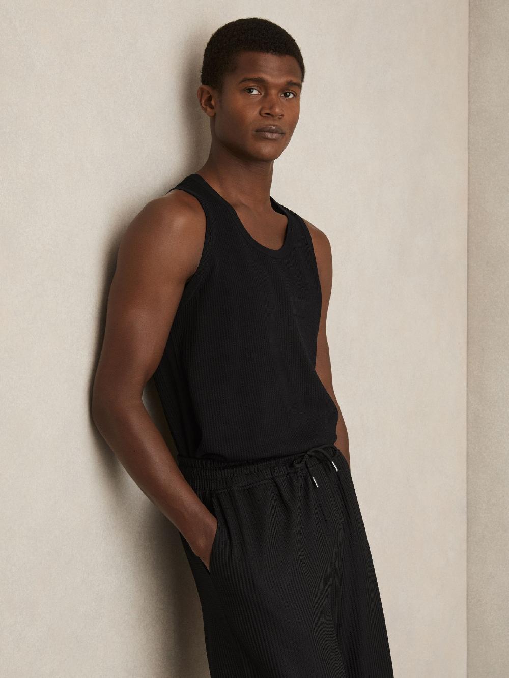 Reiss Textured Crew Neck Ribbed Vest In Black