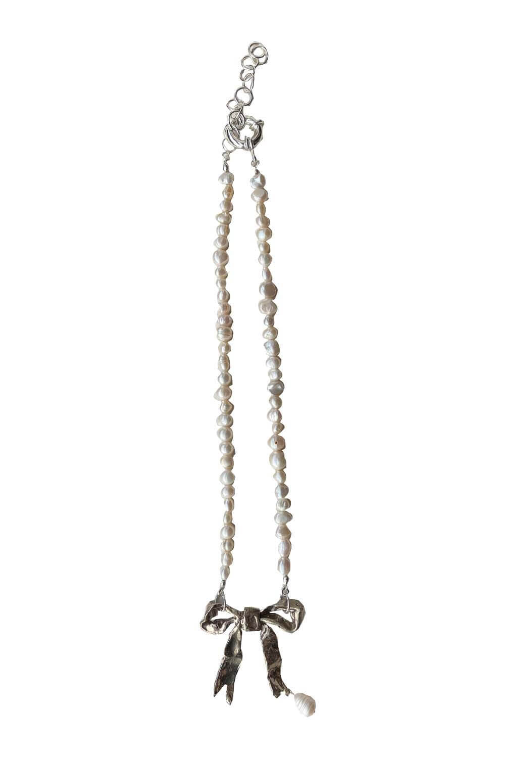 renli su Bronze bow pearl necklace