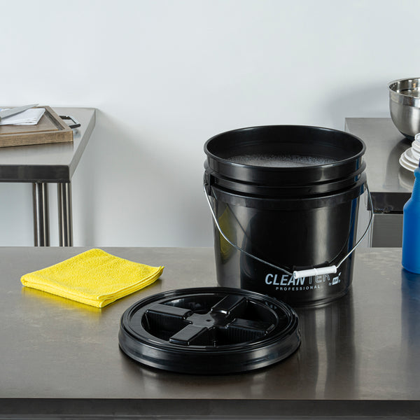 Restaurantware Clean Tek Professional Round Black Plastic Gamma Seal Lid - Fits 3.5 And 5 Gal Pail With Gasket - 1 Count Box