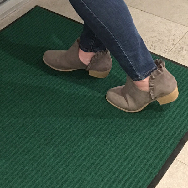Restaurantware Comfy Feet Green Carpet Floor Mat - Ribbed - 36" X 24" - 1 Count Box
