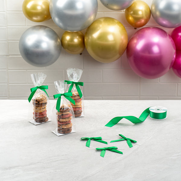 Restaurantware Gift Tek Emerald Green Polyester Satin Twist Tie Bow - Pre-Tied - 3" X 2 1/2" - 4000 Count Box