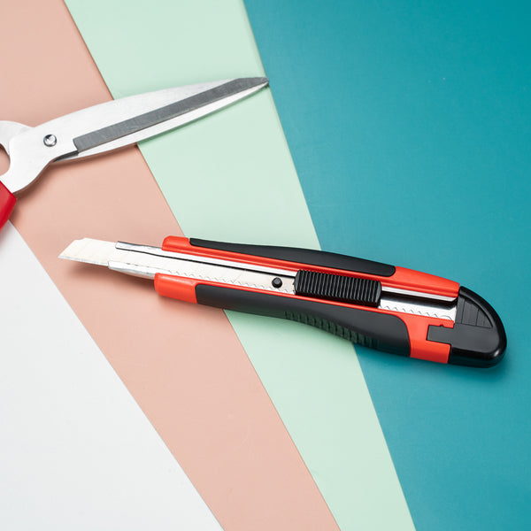 Restaurantware Handy Tek Orange Snap Off Blade Knife - Anti-Slip Handle - 5 1/4"" - 4 Count Box
