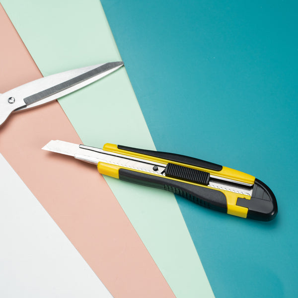 Restaurantware Handy Tek Yellow Snap Off Blade Knife - Anti-Slip Handle - 5 1/4"" - 4 Count Box