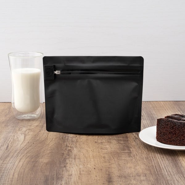 Restaurantware High Level Black Plastic Locking Pouch - Child-Resistant - 8" X 2 1/4" X 6" - 100 Count Box
