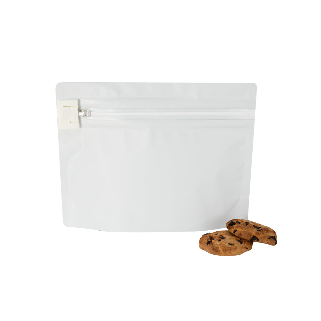 restaurantware High Level White Plastic Locking Pouch - Child-Resistant - 8" x 2 1/4" x 6" - 100 count box