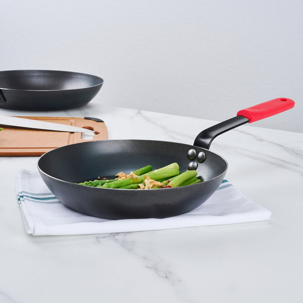 Restaurantware Met Lux 6 Black Carbon Steel 9 1/2" Pre-Seasoned Fry Pans And 6 Red Silicone Pan Handle Sleeves