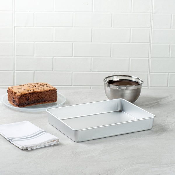 Restaurantware Met Lux Rectangle Aluminum Cake Pan - 13" X 9" X 2" - 12 Count Box