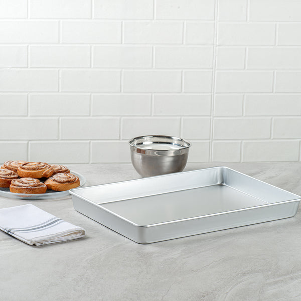 Restaurantware Met Lux Rectangle Aluminum Cake Pan - 18" X 12" X 2" - 12 Count Box