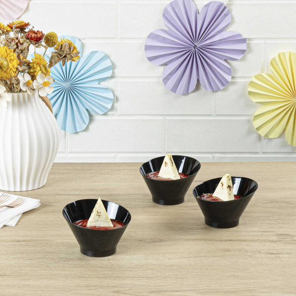 Restaurantware Mini Serve 5 Oz Round Black Plastic Small Incline Bowl - 3 3/4" X 3 3/4" X 2 1/2" - 100 Count Box
