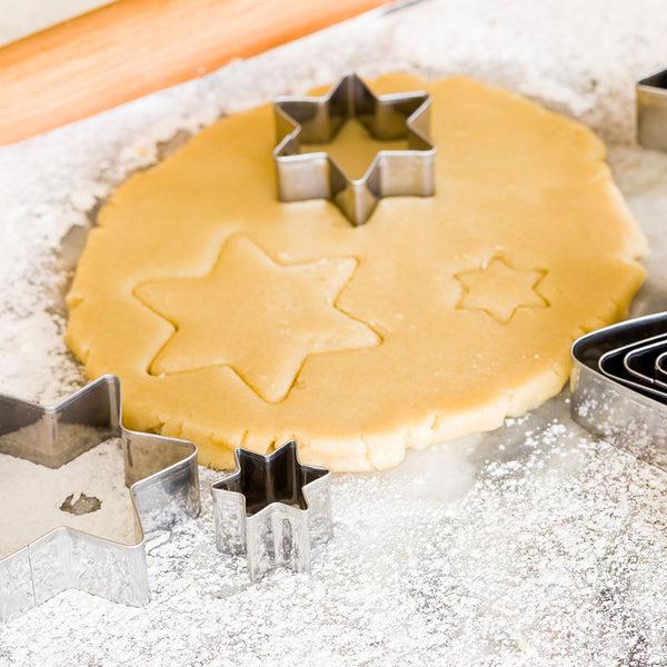 Restaurantware Pastry Tek 10-Piece Metal Star Cookie Cutter Set 1 Count Box