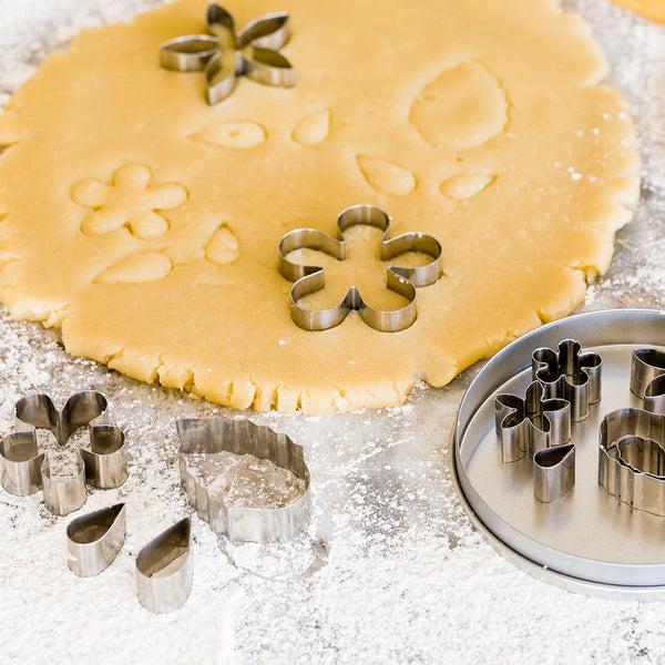 Restaurantware Pastry Tek 12-Piece Metal Flower And Leaf Cookie Cutter Set In Round Tin Box 1 Count Box