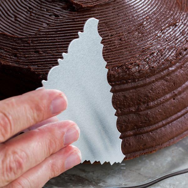 Restaurantware Pastry Tek 3-Pattern Metal Cake Scraper And Icing Comb With Pleated Design Edge - 4.3" X 3.8" - 1 Count Box