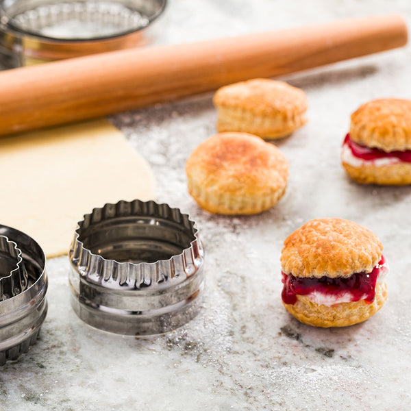 Restaurantware Pastry Tek 6-Piece Double-Sided Metal Fluted Round Cookie Cutter Set 1 Count Box