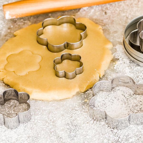 Restaurantware Pastry Tek 6-Piece Metal Flower Cookie Cutter Set In Round Tin Box 1 Count Box