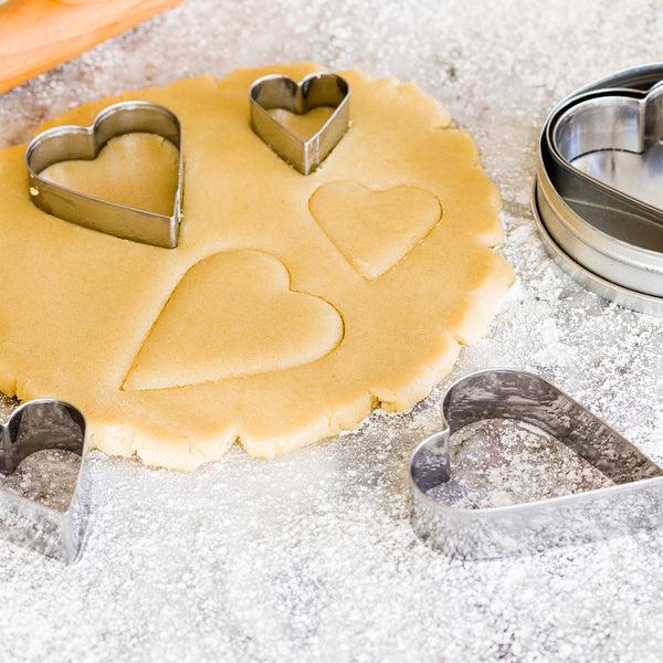 Restaurantware Pastry Tek 6-Piece Metal Heart Cookie Cutter Set In Round Tin Box 1 Count Box