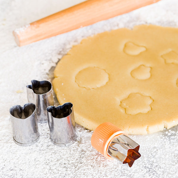 Restaurantware Pastry Tek 8-Piece Assorted Metal Linzer Cookie Cutter Set With Removable Comfort Grip 1 Count Box