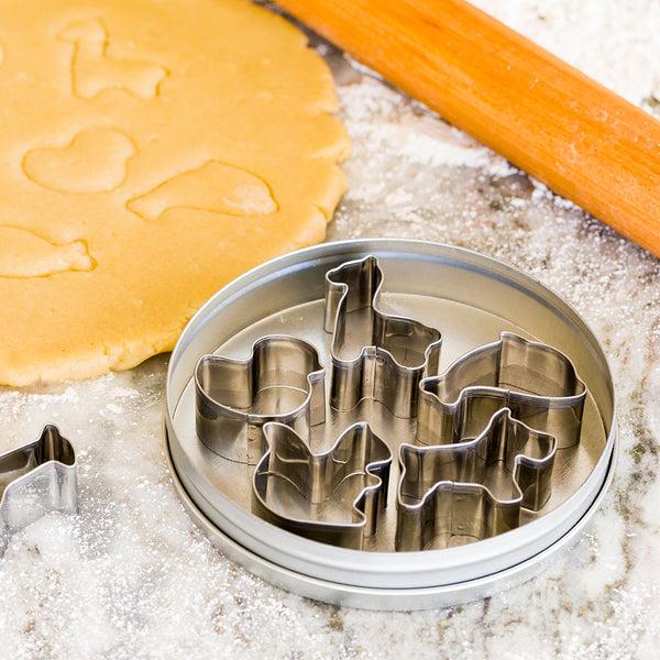Restaurantware Pastry Tek 8-Piece Metal Animal Cookie Cutter Set In Round Tin Box 1 Count Box