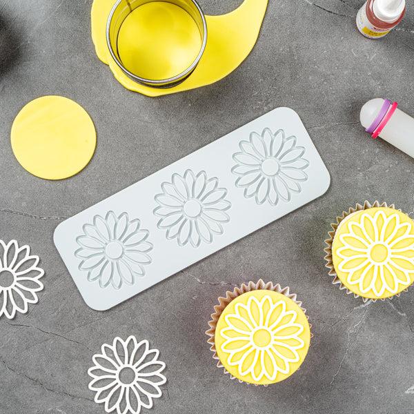 Restaurantware Pastry Tek Gray Silicone Flower Fondant Impression Mat - 1 Count Box